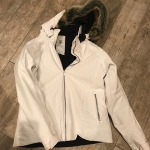 Women’s white  Descente Ski Jacket size 8.